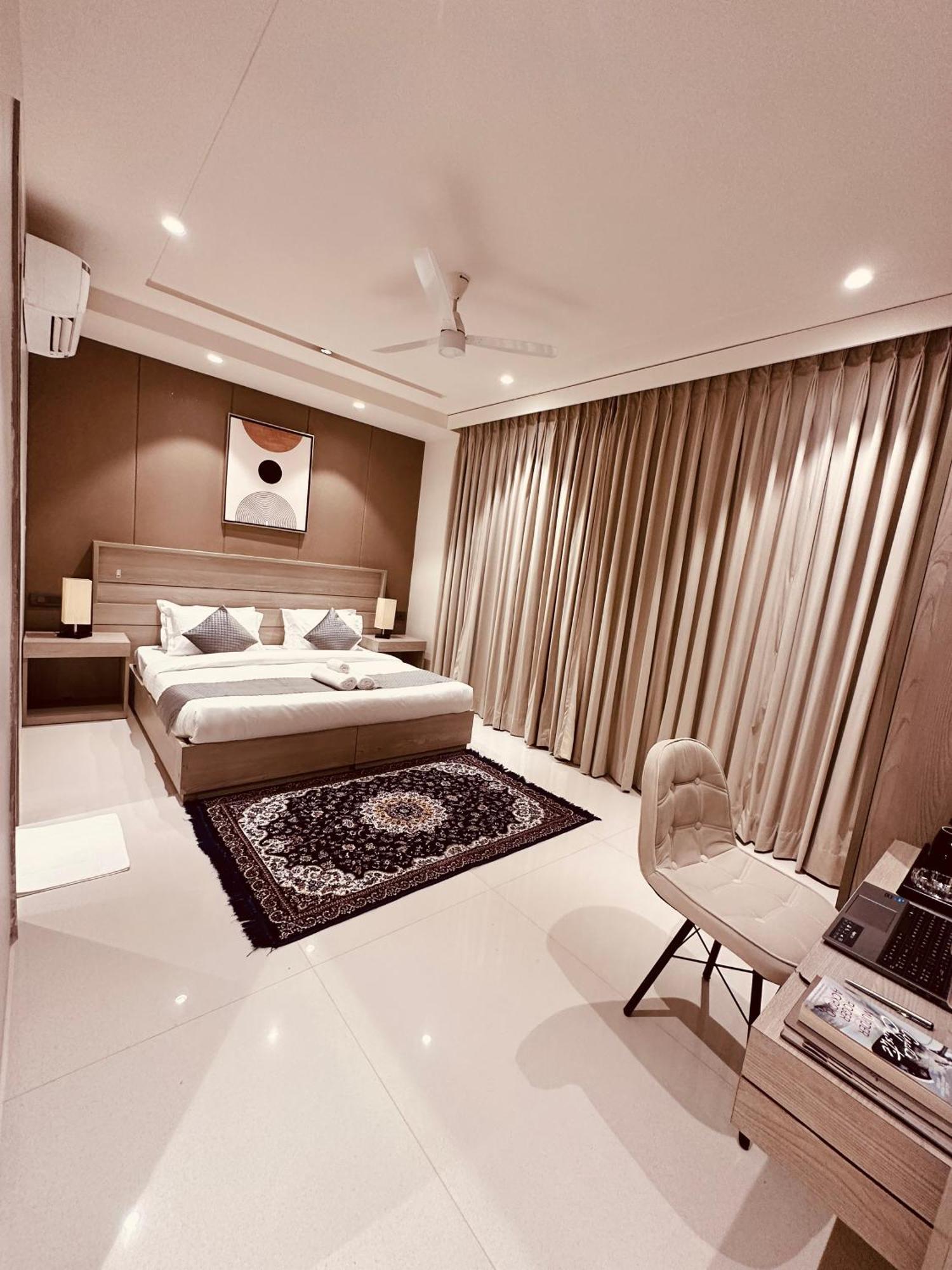 The Lodgers 2 Bhk Serviced Apartment Near Artemis Hospital Sector 57 Gurgaon - Nearest Metro Station Sector 54 Chowk Екстериор снимка